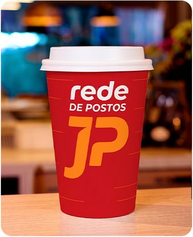Copo de papel vermelho personalizado com a marca de uma rede de postos