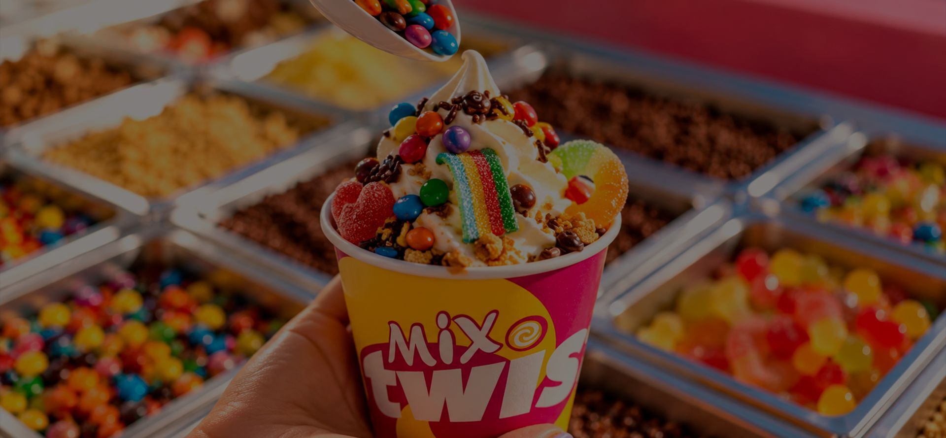 Pote de papel personalizado com sorvete e confeitos numa sorveteria